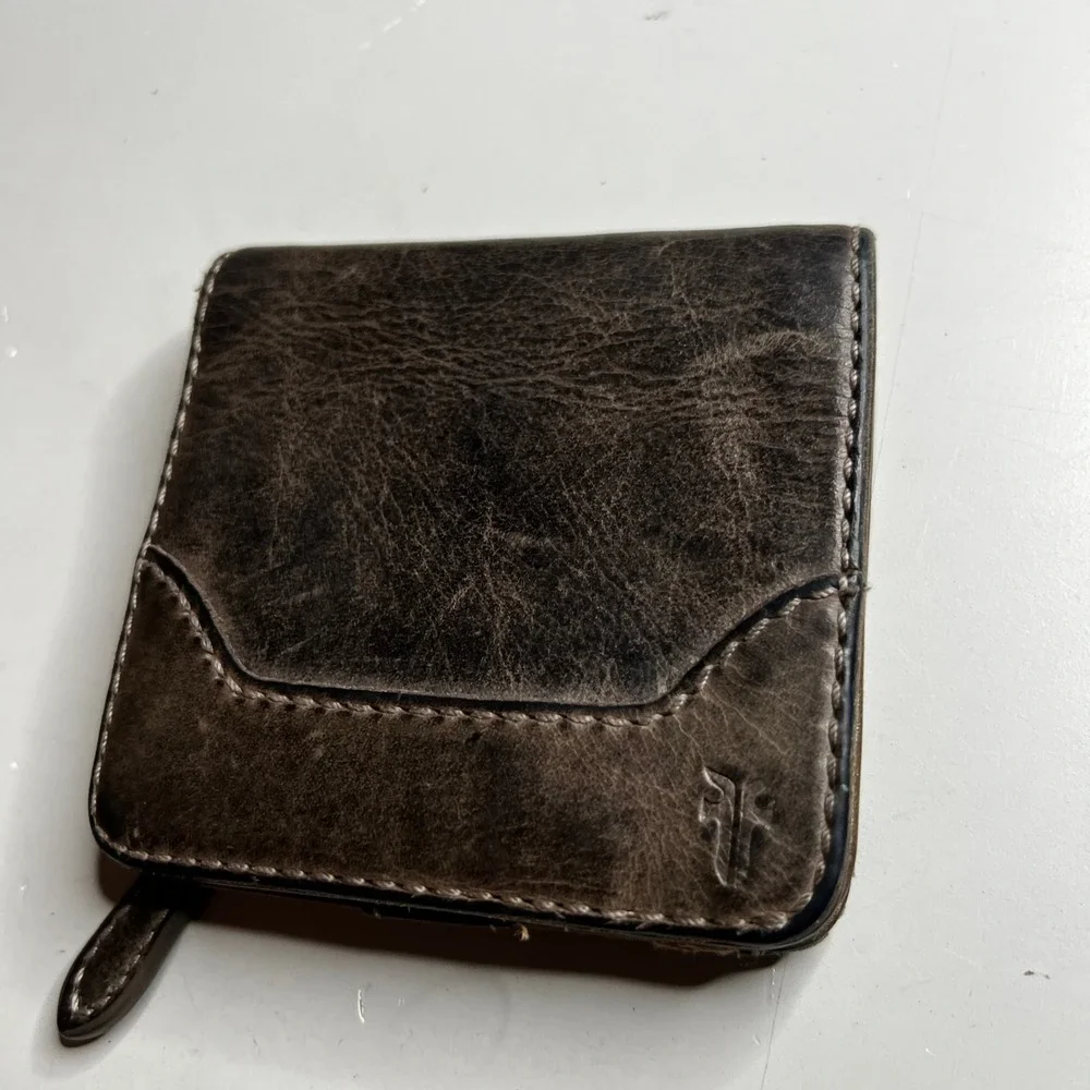 Frye Logan Small Bifold Wallet Brown Leather Zip Coin Pocket Window Distressed